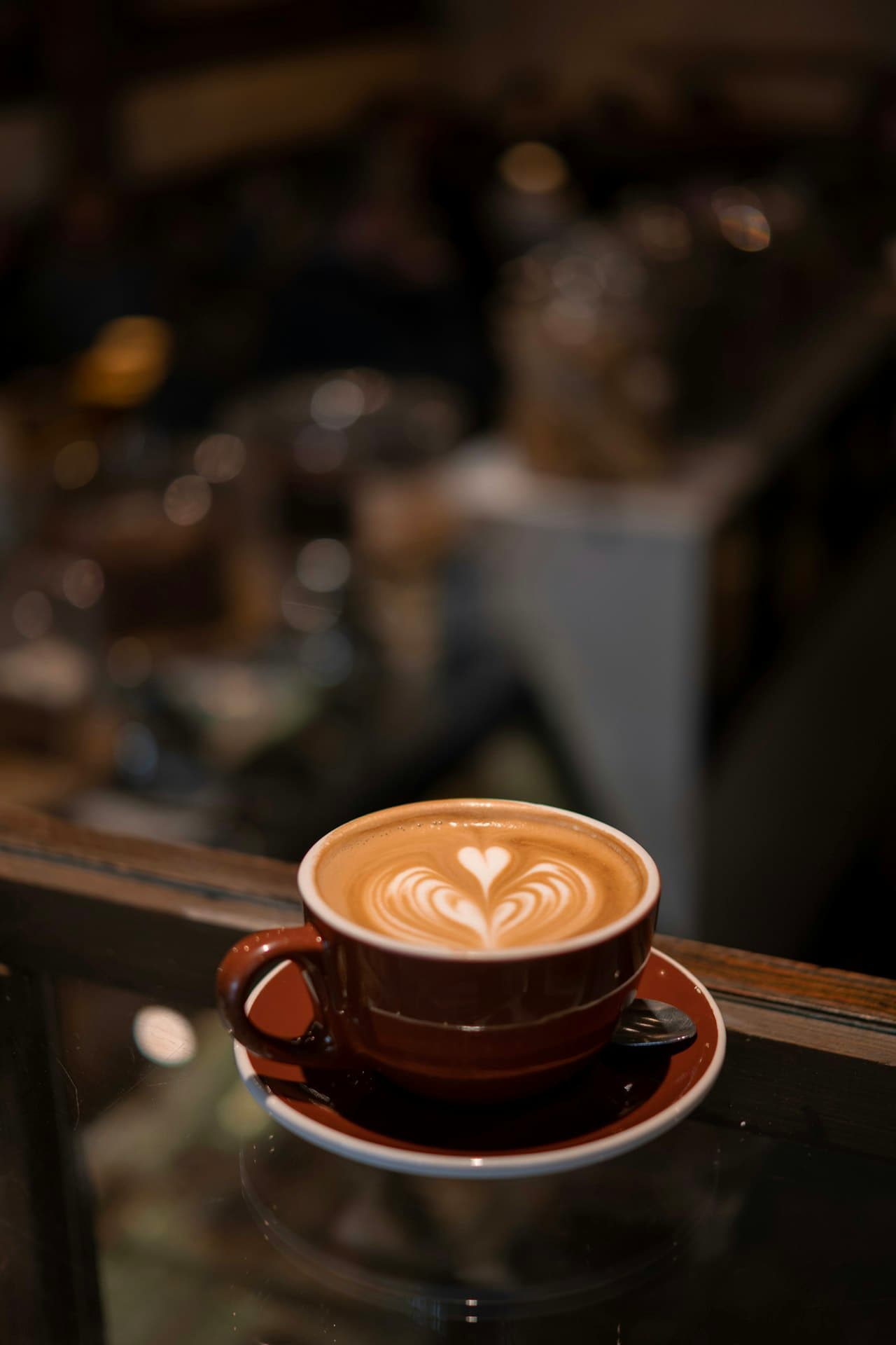 Kalp desenli latte art ile servis edilen cappuccino