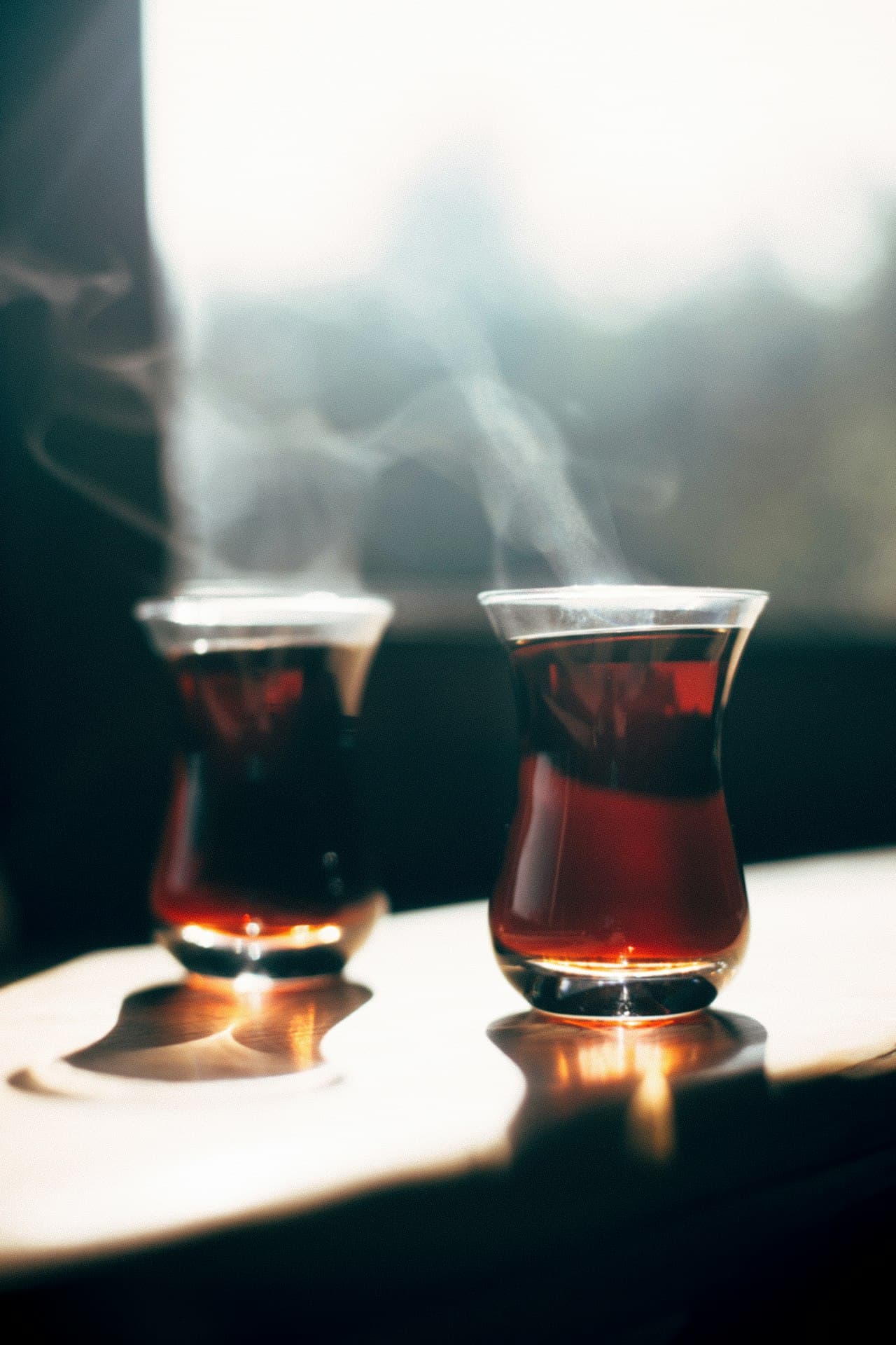 Gün ışığında buharı tüten iki bardak çay