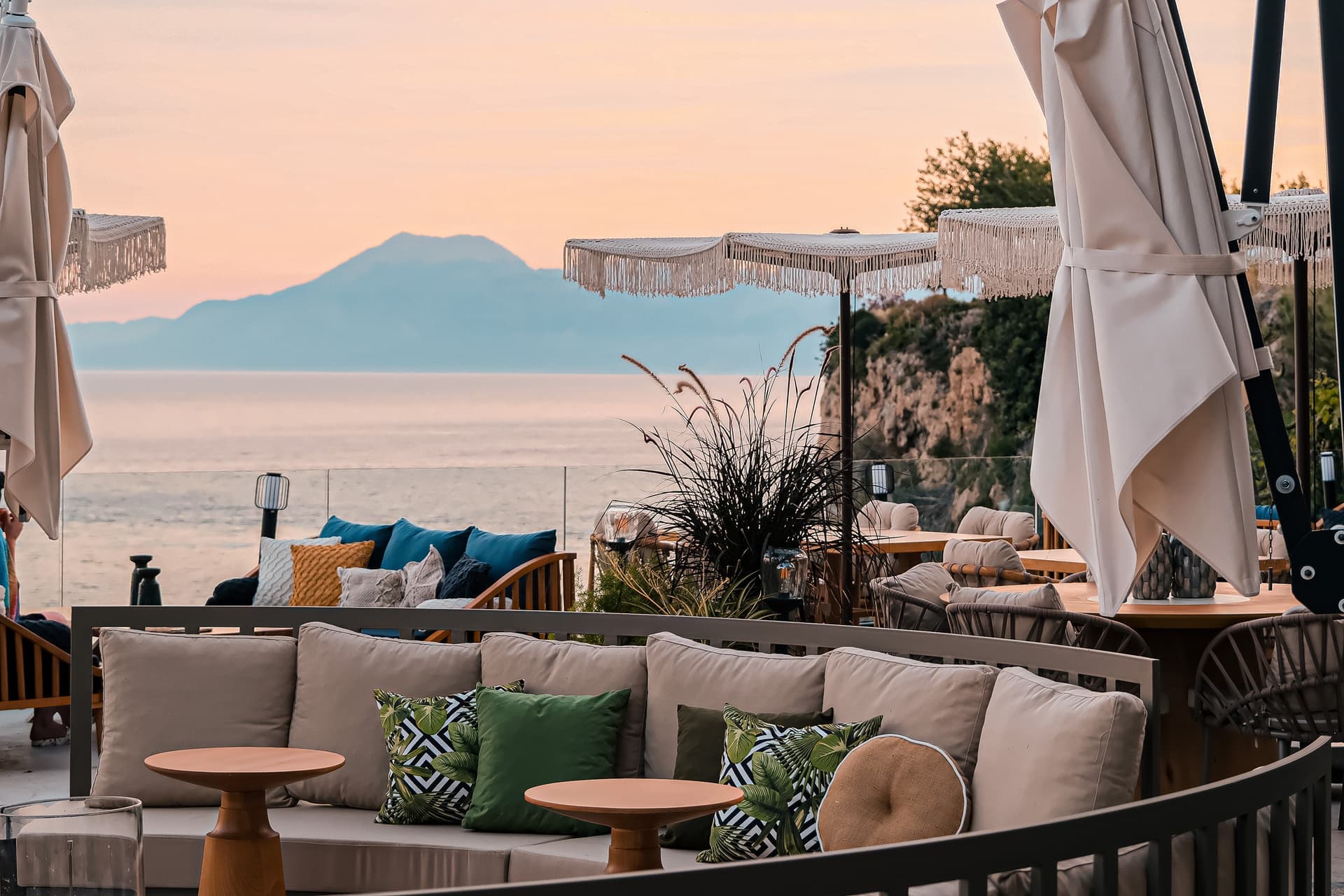 La'Vera Antalya'da gün batımında deniz manzaralı oturma alanı