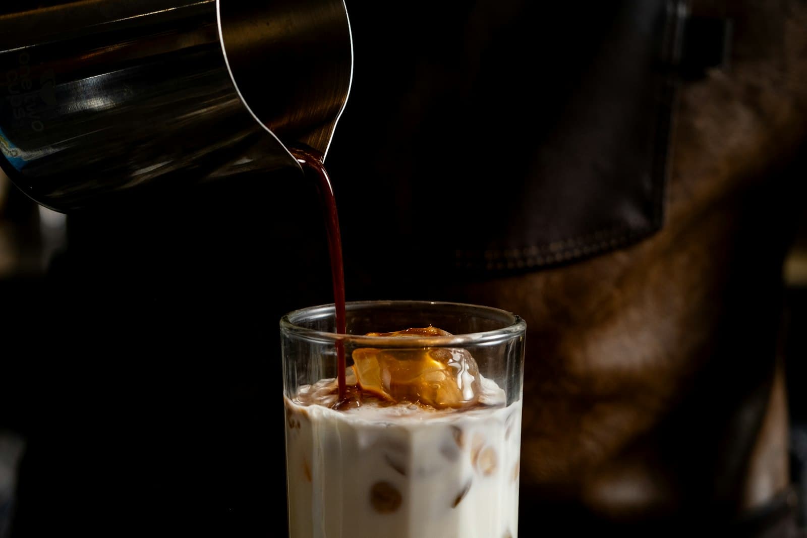 Sütlü buzlu bardağa dökülen espresso