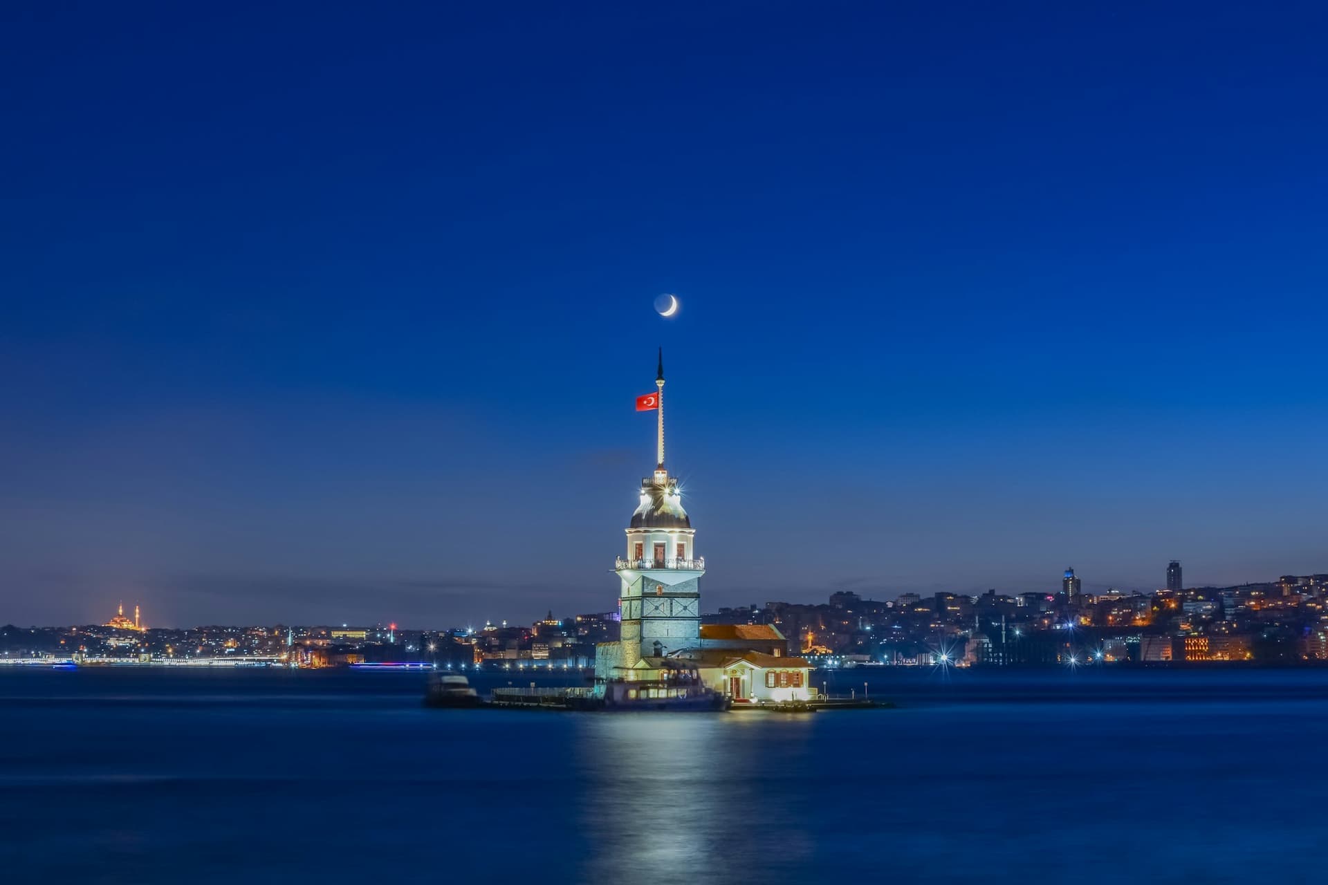Mavi saatte Kız Kulesi ve hilal