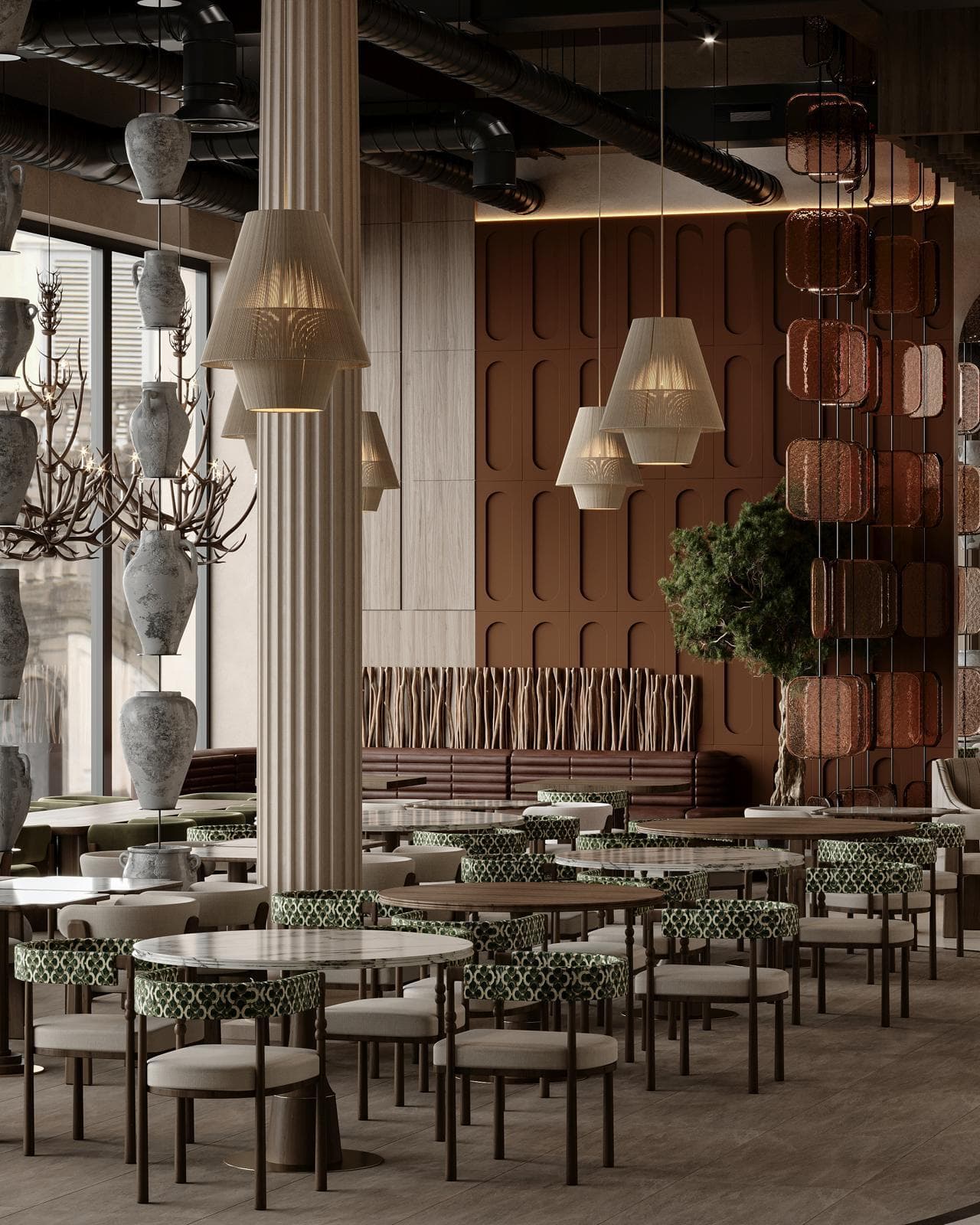 Pencere kenarındaki masalar ve dal avizeli salon
