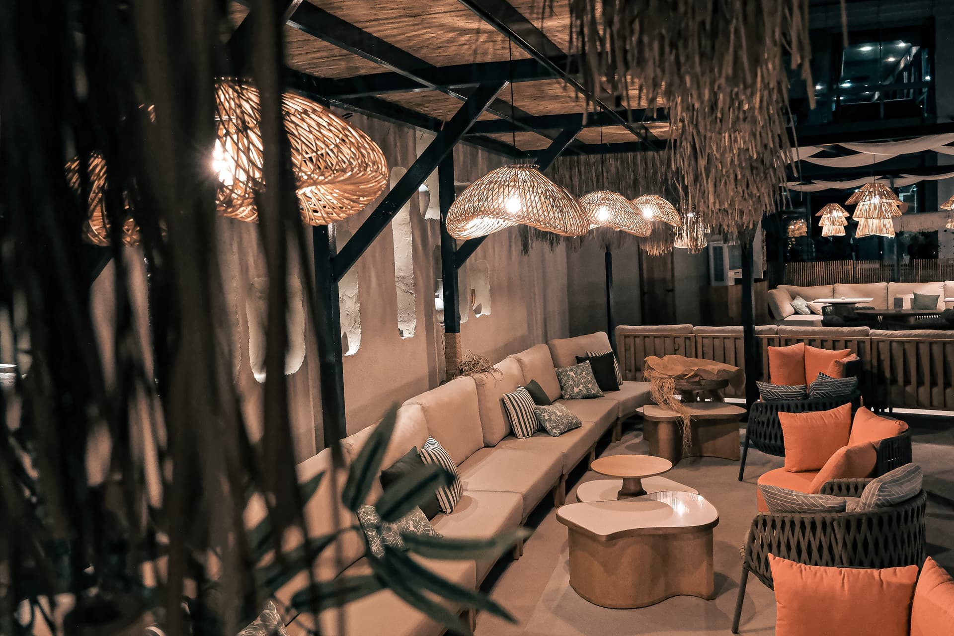 Lounge mit Rattan-Kronleuchtern