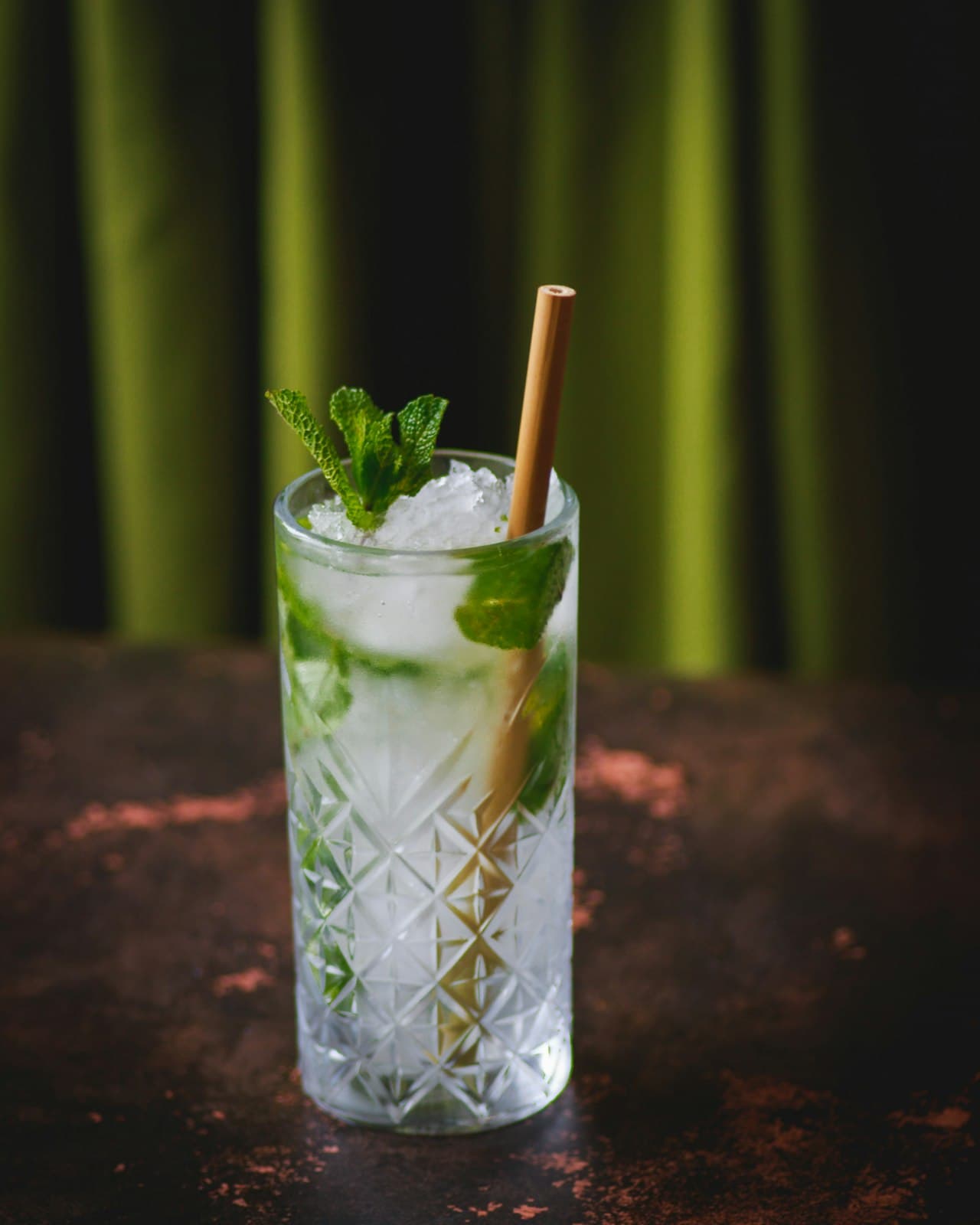 Taze nane ve kırık buzla hazırlanmış alkolsüz mojito