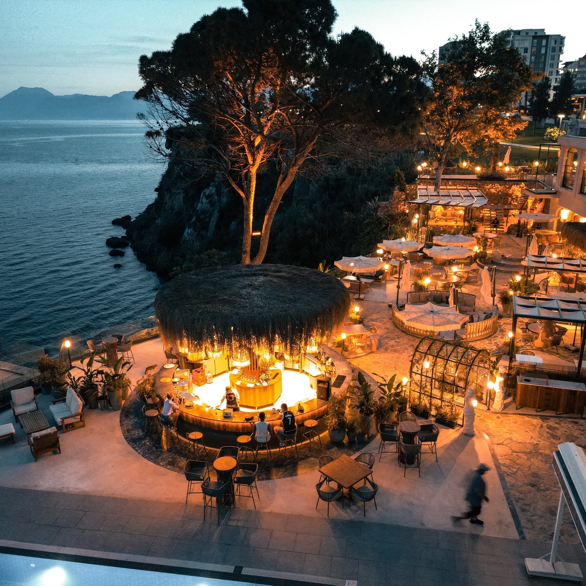 La'Vera Antalya terasının gece kuşbakışı görünümü